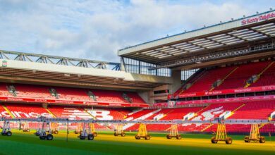 SirKennyDalglishtutsichmitNEMzusammen,umsichindenNFT Raumzuwagen