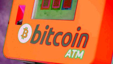 DemonstranteninElSalvadorfackelnBitcoin GeldautomatengegenKrypto Rollout