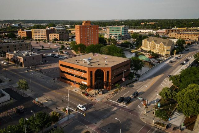 Eine Luftaufnahme eines Gebäudes im Herzen der Innenstadt, das Trident Trust Co. in Sioux Falls, South Dakota, beherbergt