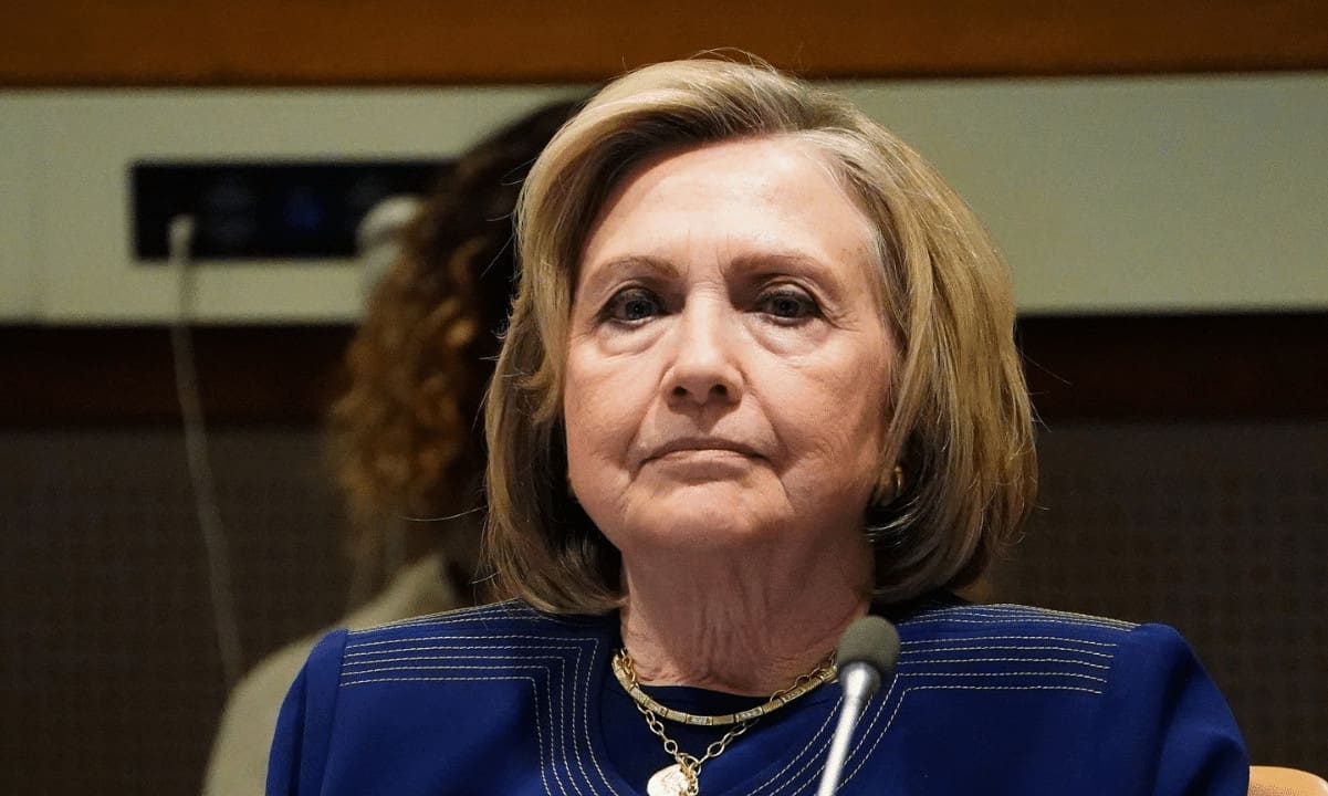 Hillary Clinton ist „enttäuscht“, dass einige Krypto-Börsen sich weigerten, die Dienste für Russen einzustellen