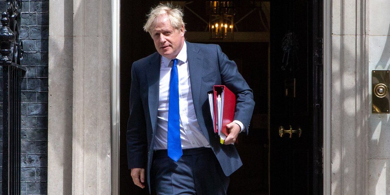 Boris Johnson hält an der Rolle des Premierministers fest, während weitere britische Gesetzgeber die Regierung verlassen