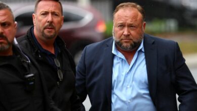 Die Jury weist Alex Jones an, Schadensersatz in Höhe von 965 Millionen US-Dollar für Sandy-Hook-Ansprüche zu zahlen