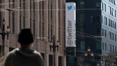 Elon Musk bewegt sich schnell, um Imprint auf Twitter zu setzen, nachdem er die Kontrolle übernommen hat