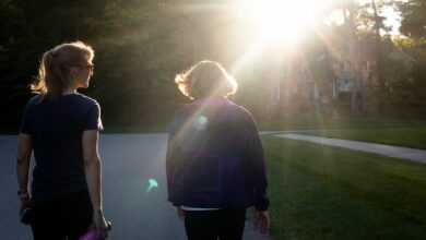 Weiße Vorstadtfrauen schwenken zur Unterstützung der Republikaner für den Kongress