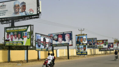 Die Kandidaten kämpfen in der nordnigerianischen Hochburg um die Stimmen der „Buhari“.