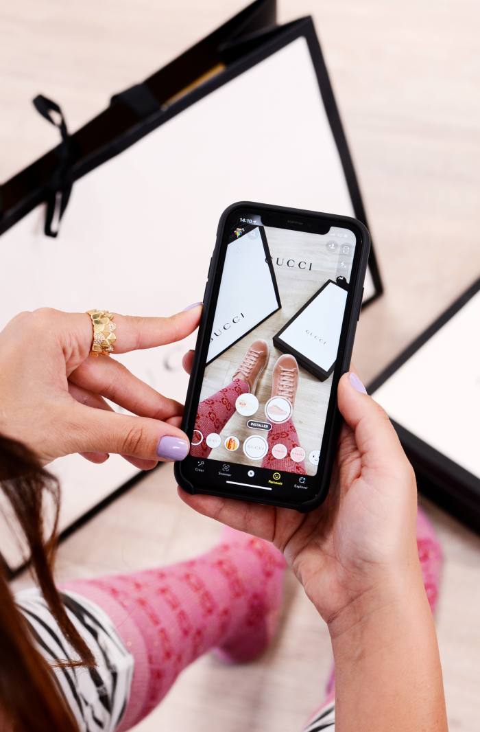 Smartphone, das Gucci-Schuhe per Augmented Reality anzeigt