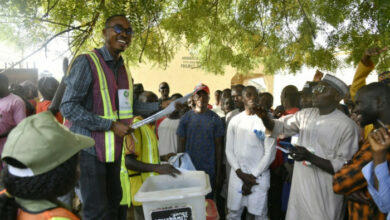 Die Stimmenzählung beginnt nach knappen Wahlen in Nigeria