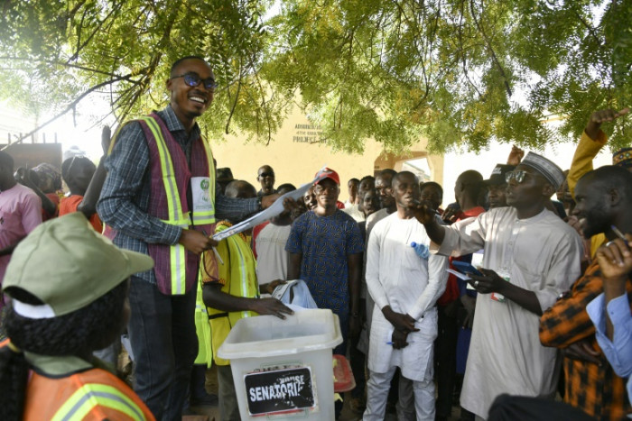 Die Stimmenzählung beginnt nach knappen Wahlen in Nigeria