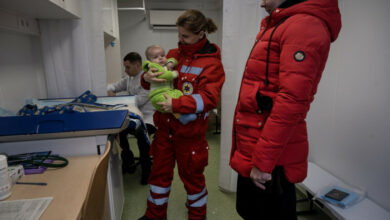 Medizin und Hoffnung rollen auf einem Lastwagen an