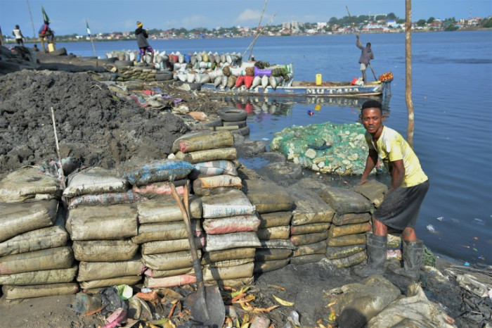 In Sierra Leone kämpfen die Menschen gegen das Meer, um ein Haus zu bauen