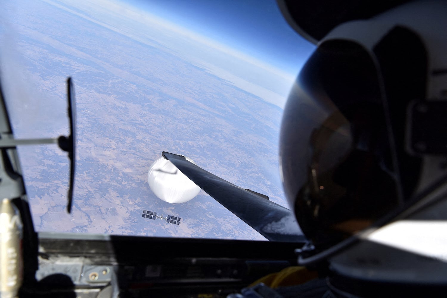Ein U-2-Pilot der US Air Force blickt auf den mutmaßlichen chinesischen Überwachungsballon herab, der am 3. Februar über dem zentralen Kontinent der Vereinigten Staaten schwebt. (Foto des US-Verteidigungsministeriums über AFP) Ein U-2-Pilot der US Air Force blickt auf den mutmaßlichen chinesischen Überwachungsballon herab, der am 3. Februar über dem zentralen Kontinent der Vereinigten Staaten schwebt. (Foto des US-Verteidigungsministeriums über AFP)