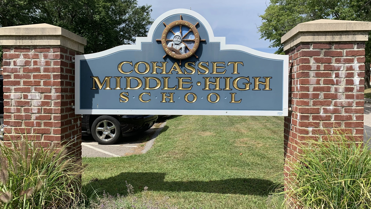 Ehemaliger Angestellter der Cohasset High School beschuldigt, Tausende an Strom gestohlen zu haben, um Bitcoin im Crawlspace des Schulcampus abzubauen