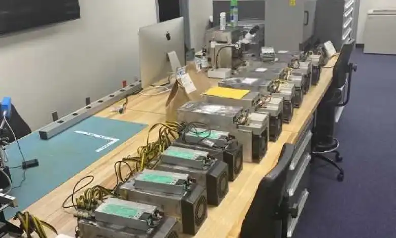 Ehemaliger Angestellter der Cohasset High School beschuldigt, Tausende an Strom gestohlen zu haben, um Bitcoin im Crawlspace des Schulcampus abzubauen