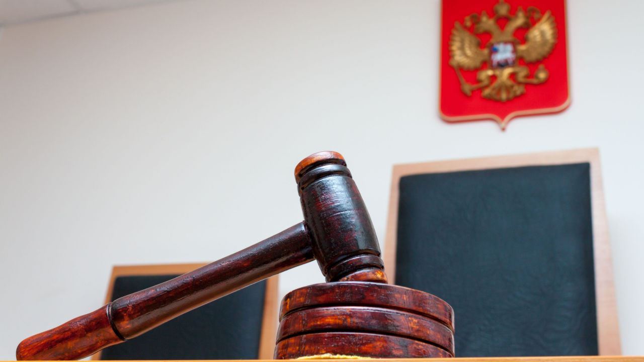 Gericht soll 2 Russen vor Gericht stellen, weil sie 86 Bitcoins aus Krypto gestohlen haben Miner
