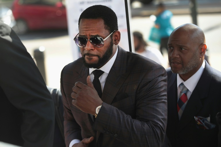 Der R&B-Sänger R. Kelly, der hier bei einer Anhörung im Jahr 2019 zu sehen ist, wurde wegen Sexualverbrechen an Kindern, für die er in Chicago verurteilt wurde, zu 20 Jahren Haft verurteilt – er wird ein zusätzliches Jahr Gefängnis zusätzlich zu einer früheren 30-jährigen Haftstrafe verbüßen. Der R&B-Sänger R. Kelly, der hier bei einer Anhörung im Jahr 2019 zu sehen ist, wurde wegen Sexualverbrechen an Kindern, für die er in Chicago verurteilt wurde, zu 20 Jahren Haft verurteilt – er wird ein zusätzliches Jahr Gefängnis zusätzlich zu einer früheren 30-jährigen Haftstrafe verbüßen.