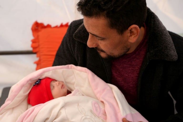 Die Geschichte von Afraa al-Suwadi hat eine trauernde Nation in ihren Bann gezogen und als Syriens „Wunderbaby“ internationale Schlagzeilen gemacht. Die Geschichte von Afraa al-Suwadi hat eine trauernde Nation in ihren Bann gezogen und als Syriens „Wunderbaby“ internationale Schlagzeilen gemacht.