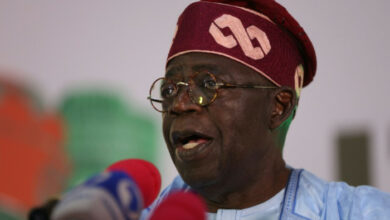 Nigerias Buhari sagt, der designierte Präsident Tinubu sei der beste Mann für den Job