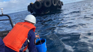 Versunkener philippinischer Tanker, aus dem Öl austritt