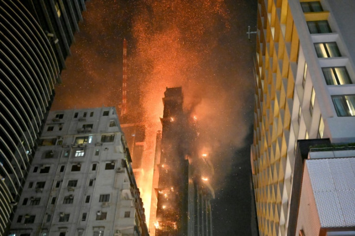 Massives Feuer trifft Hochhausbaustelle in Hongkong