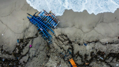 Italien untersucht tödlichen Schiffbruch, während neue Rettungskräfte Hunderte retten