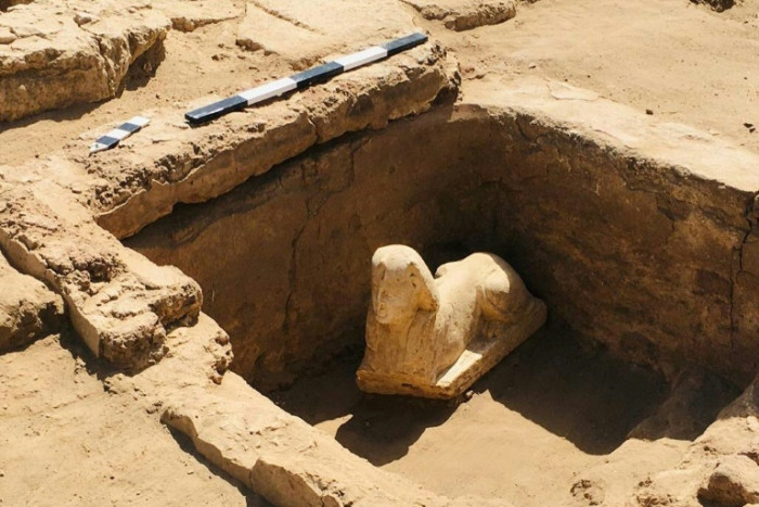 Smiley, Sphinx mit Grübchen, in Ägypten ausgegraben
