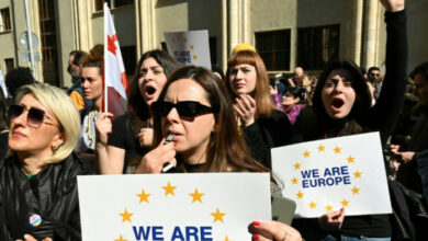 Georgier versammeln sich sogar, als der Gesetzentwurf des „ausländischen Agenten“ gestrichen wurde