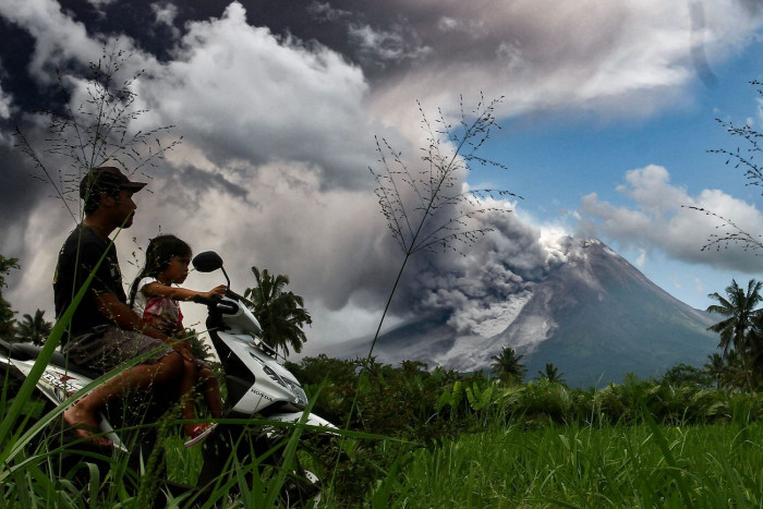 Der Vulkan Merapi bricht auf Java aus