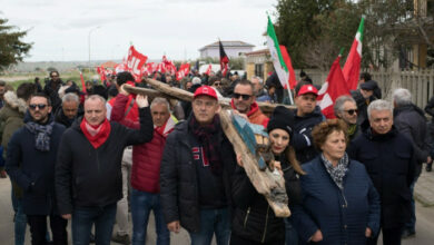 Mehr Migranten werden nach Italien an Land gebracht, während Einheimische für Opfer marschieren
