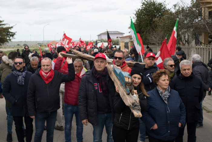 Mehr Migranten werden nach Italien an Land gebracht, während Einheimische für Opfer marschieren