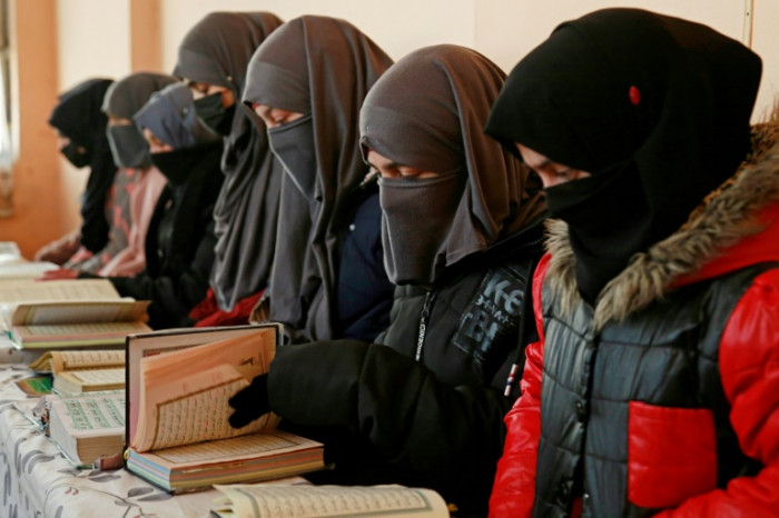 Von der Schule verbannt, wenden sich afghanische Mädchen an Koranschulen