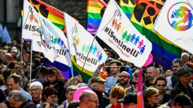 Proteste, da Italien die Rechte gleichgeschlechtlicher Eltern einschränkt