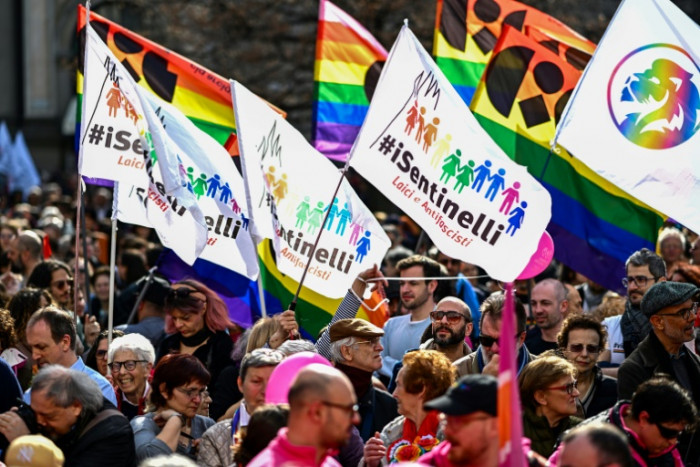 Proteste, da Italien die Rechte gleichgeschlechtlicher Eltern einschränkt