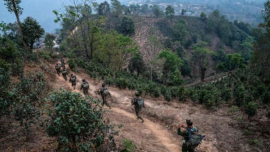 Myanmars Vertriebene in der Nähe der thailändischen Grenze graben sich in Sicherheit vor Luftangriffen der Junta