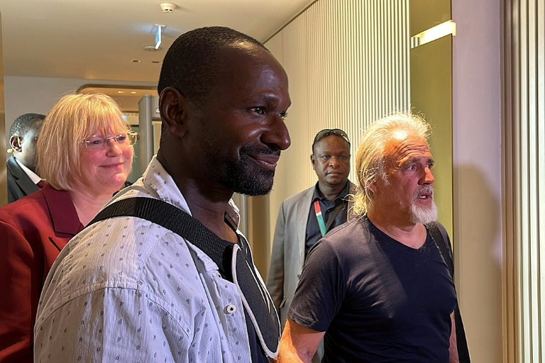Der französische Freiberufler Olivier Dubois (l.) und der amerikanische Hilfsarbeiter Jeffery Woodke (r.) stiegen aus einem Flugzeug, das auf dem Flughafen Niamey gelandet war. Der französische Freiberufler Olivier Dubois (l.) und der amerikanische Hilfsarbeiter Jeffery Woodke (r.) stiegen aus einem Flugzeug, das auf dem Flughafen Niamey gelandet war.