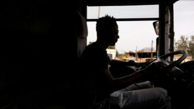 Armeekonvoi bringt Lebensmittel in die blockierte Stadt Burkina Faso