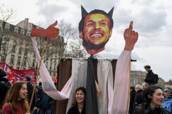 „Er hört nicht zu“: Macrons Methode spornt französische Demonstranten an