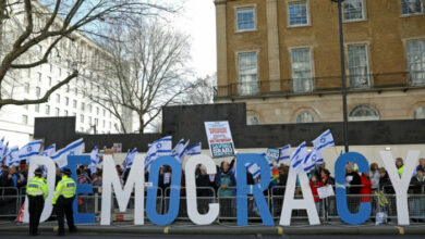 Der israelische Premierminister sieht sich Protesten in London gegenüber