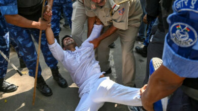 Indiens Parlament vertagt sich nach Protesten gegen die Vertreibung Gandhis