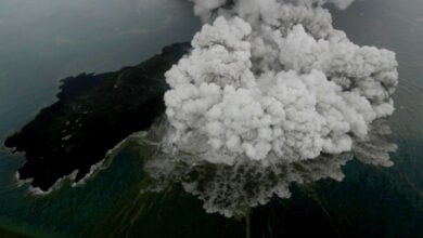 Der Krakatau-Vulkan bricht aus