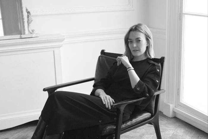 Marta Ortega Pérez auf einem Stuhl sitzend