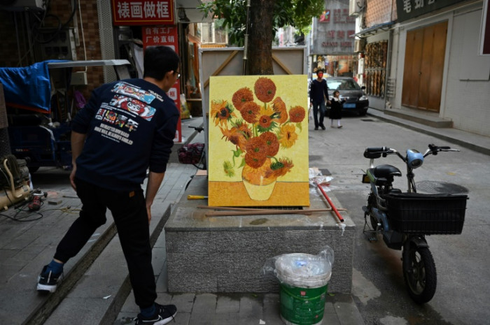 Chinas „Kunstfabrik“-Maler verwandeln sich von Fälschungen in Originale