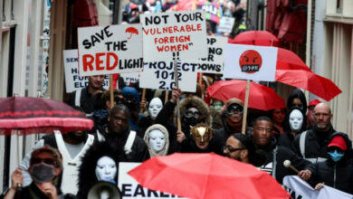 Sexarbeiterinnen in Amsterdam protestieren gegen Pläne zur Schließung von Rotlichtanlagen