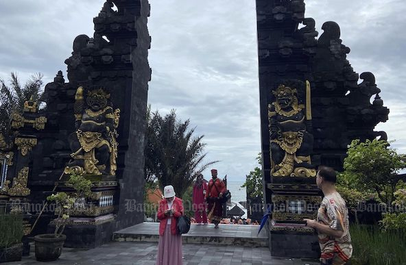 Touristen gehen am 18. Februar 2023 in der Nähe des Tores des Tanah-Lot-Tempels auf Bali, Indonesien, spazieren. (Foto: Jill Kendall) Touristen gehen am 18. Februar 2023 in der Nähe des Tores des Tanah-Lot-Tempels auf Bali, Indonesien, spazieren. (Foto: Jill Kendall)