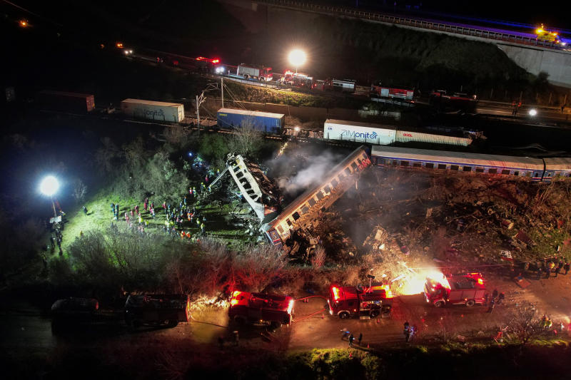 Ein Blick auf die Unfallstelle, bei der am Mittwoch zwei Züge in der Nähe der griechischen Stadt Larissa kollidierten. (Foto: AFP) Ein Blick auf die Unfallstelle, bei der am Mittwoch zwei Züge in der Nähe der griechischen Stadt Larissa kollidierten. (Foto: AFP)