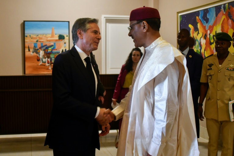 Nigeriens Präsident Mohamed Bazoum begrüßt US-Außenminister Antony Blinken im Präsidentenpalast in Niamey Nigeriens Präsident Mohamed Bazoum begrüßt US-Außenminister Antony Blinken im Präsidentenpalast in Niamey
