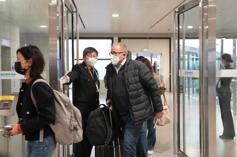 Eingehende Passagiere kommen am 8. Januar 2023 am Shanghai Pudong International Airport im ostchinesischen Shanghai an. (Foto: Xinhua) Eingehende Passagiere kommen am 8. Januar 2023 am Shanghai Pudong International Airport im ostchinesischen Shanghai an. (Foto: Xinhua)
