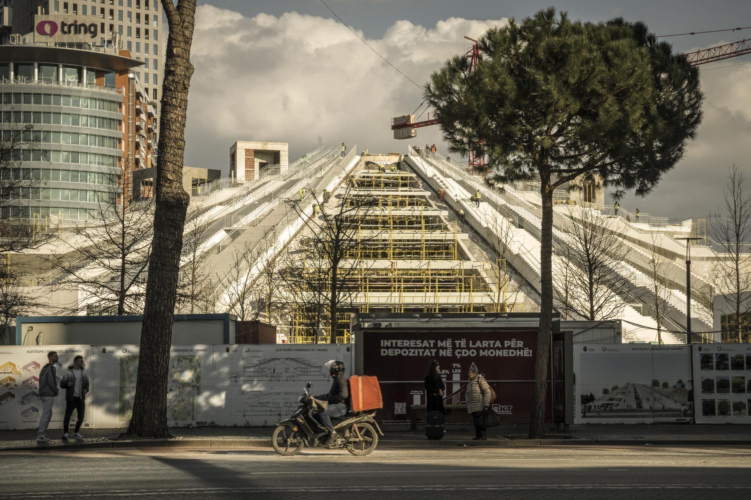 Die Pyramide von Tirana ist heute ein Symbol einer Stadt, die das Hightech-„Tel Aviv des Balkans“ sein möchte. Fotos: Sergey Ponomarev/nyt Die Pyramide von Tirana ist heute ein Symbol einer Stadt, die das Hightech-„Tel Aviv des Balkans“ sein möchte. Fotos: Sergey Ponomarev/nyt