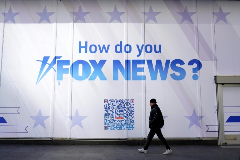 Ein Fußgänger geht am 9. März 2023 in New York City an einer Fox News-Promo vorbei. Ein Fußgänger geht am 9. März 2023 in New York City an einer Fox News-Promo vorbei.