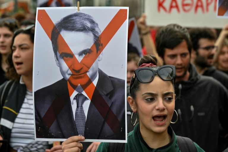 Premierminister Kyriakos Mitsotakis wurde von einigen Demonstranten aufgefordert, wegen der Tragödie aufzuhören.