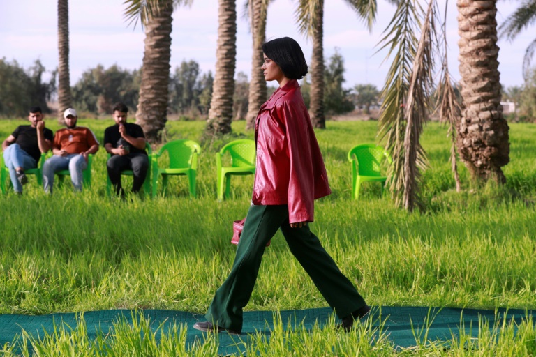 Die globale Mode machte 2019 zwei Prozent der Treibhausgasemissionen aus, und klimabewusste Social-Media-Influencer drängen auf nachhaltige Mode Die globale Mode machte 2019 zwei Prozent der Treibhausgasemissionen aus, und klimabewusste Social-Media-Influencer drängen auf nachhaltige Mode